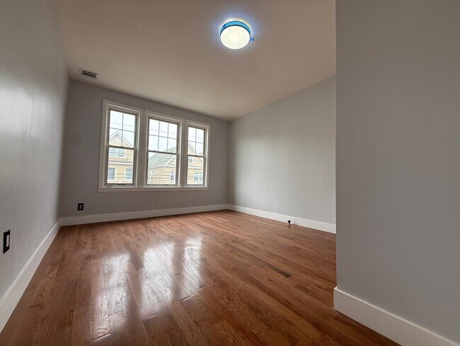 Building Photo - 162 W 32nd St