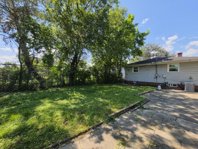Building Photo - 4965 Vermont St