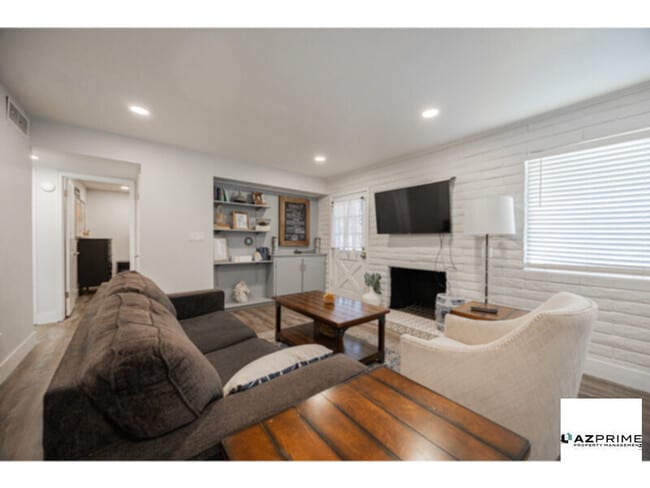 Building Photo - Experience Elevated Living in This Fully Remodeled 2/1 patio Home in the Heart of Tempe, Where Moder