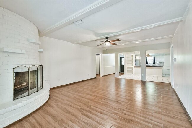 Building Photo - 2014 Lake Creek Dr