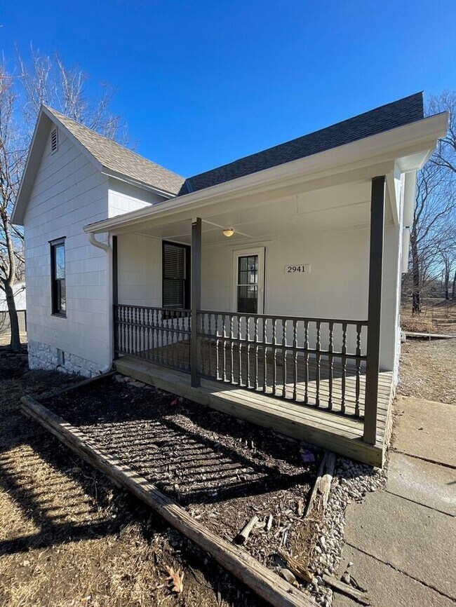 Building Photo - READY NOW - CHARMING 2B1B Ranch $1300