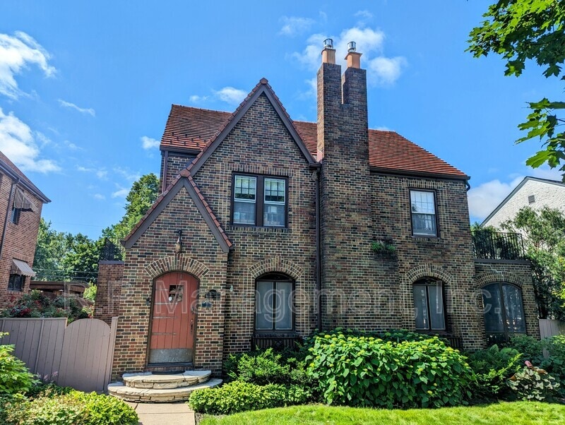 Primary Photo - 1720 Hillcrest Ave