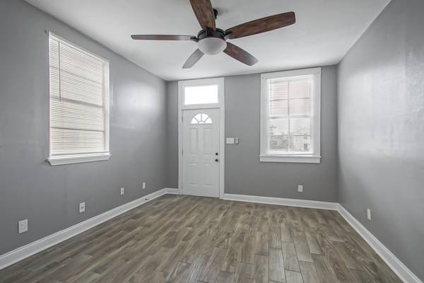 Foto del edificio - 1533 Louisa St