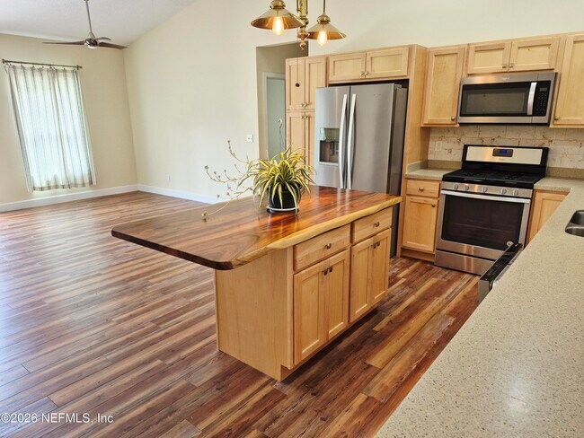 Foto del edificio - 711 N Park St