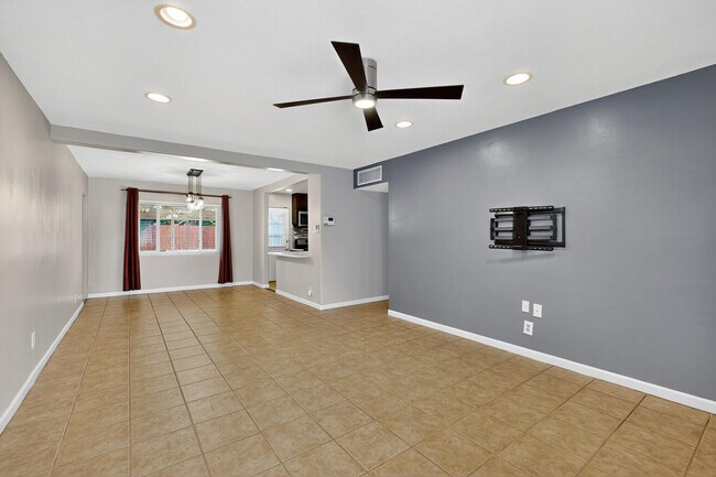 Building Photo - 2020 Hendola Dr NE