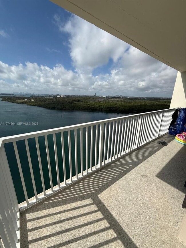 Foto del edificio - 300 Bayview Dr