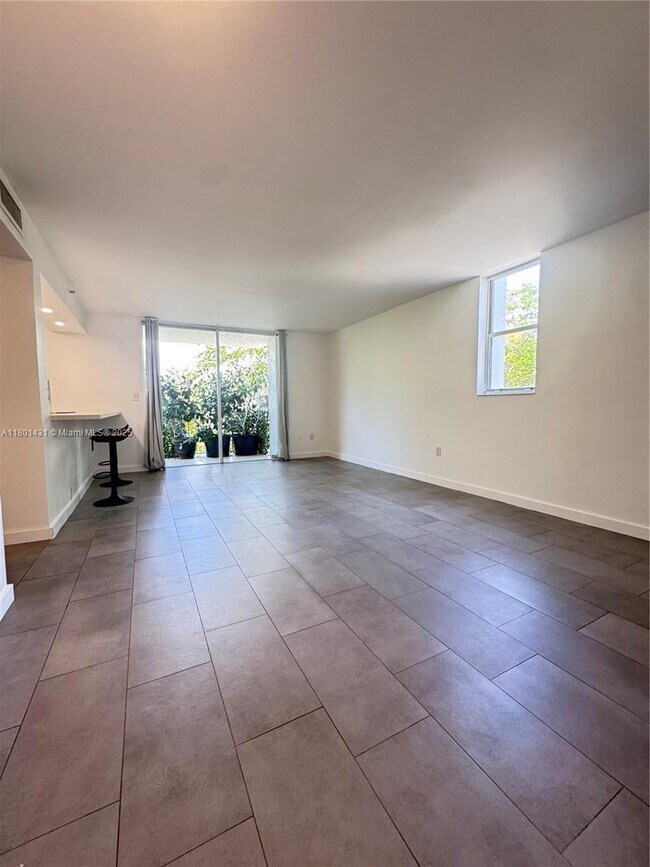 Foto del edificio - 700 NE 63rd St