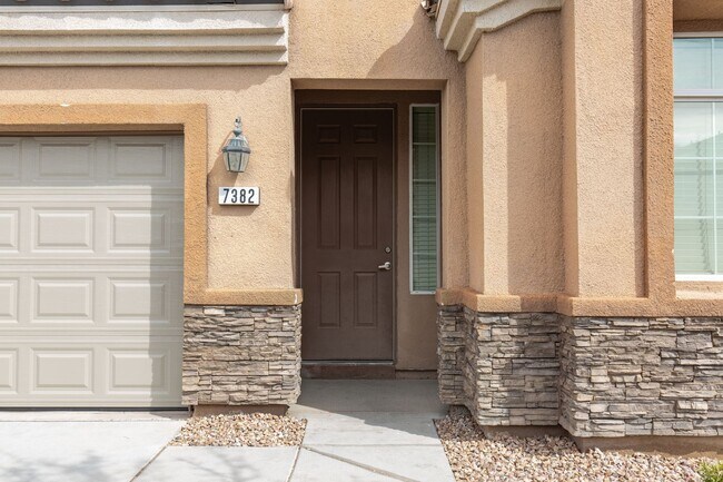 Building Photo - Single story in SW gated community with pool and spa