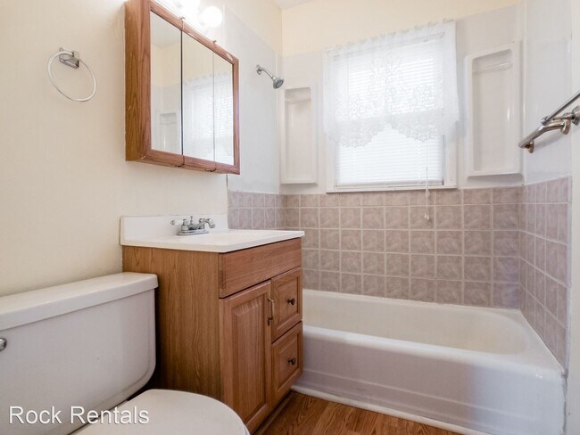 Building Photo - 2 br, 1 bath House - 1218 E 10th