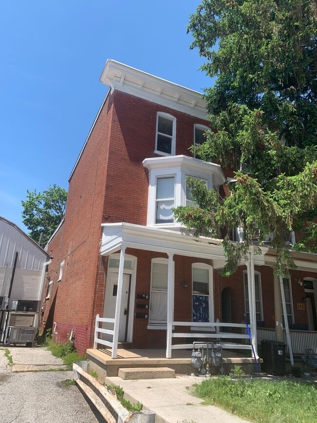 Building Photo - 843 Linden Ave