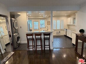 Building Photo - 8727 Shoreham Dr