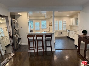 Building Photo - 8727 Shoreham Dr