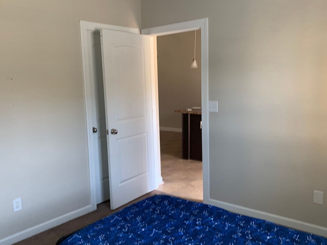 Foto del edificio - One Level End Unit Townhome with 1 Car Garage