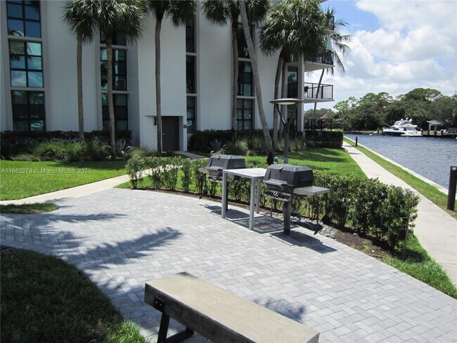 Foto del edificio - 1350 River Reach Dr