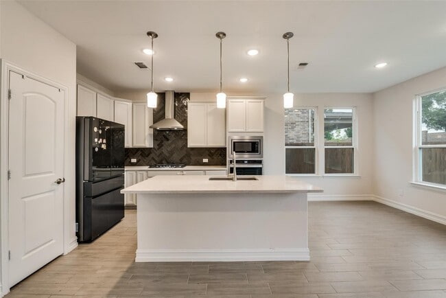 Foto del edificio - 714 Creekwater Ln