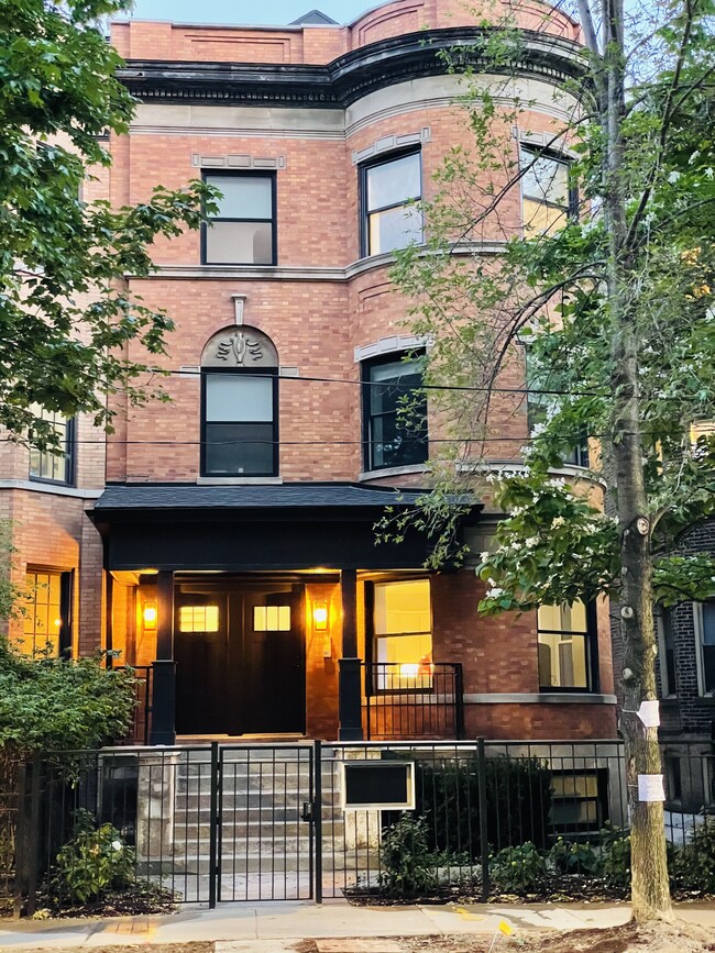 Building Photo - 843 W Wellington Ave