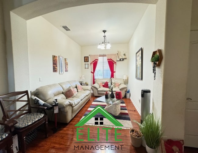 Building Photo - **A beautifully maintained single-family h...