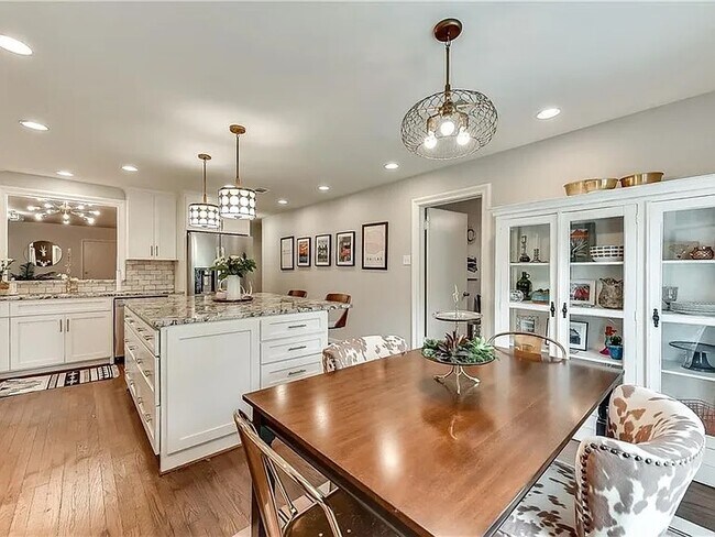 Foto del edificio - 2124 Forest Oaks Dr