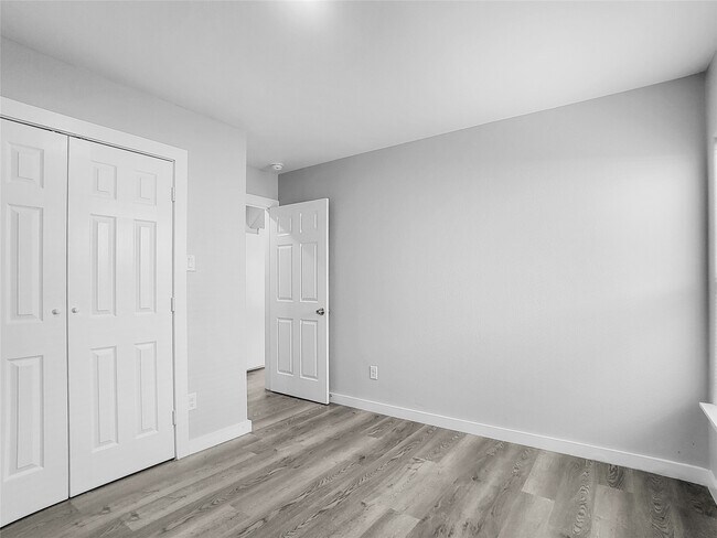 Building Photo - 8217 Crestview Dr