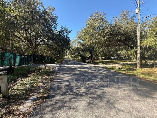 Foto del edificio - 18240 Lynbrook Rd