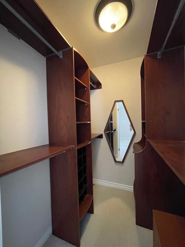 Building Photo - 1 Bedroom-1 Bathroom Single Story Apartmen...