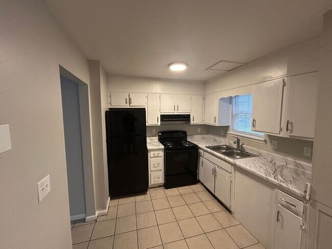 Building Photo - Cozy 2-Bedroom Home in a Prime Location / ...