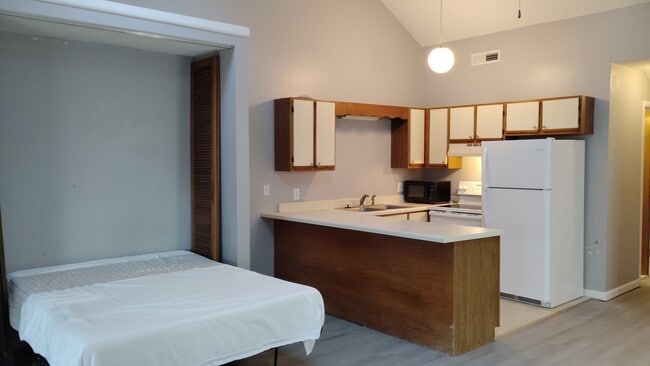 Building Photo - 500 Fairway Village Dr