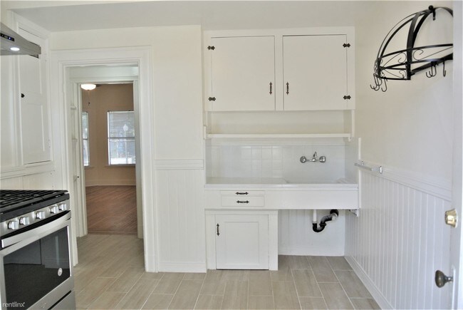 Building Photo - 1 br, 1 bath  - 827 14th St Apt C Apt C