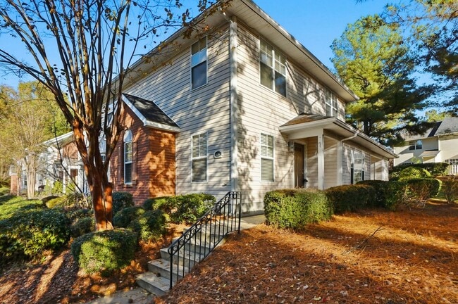 Building Photo - End-unit townhome, Primary on Main Level!