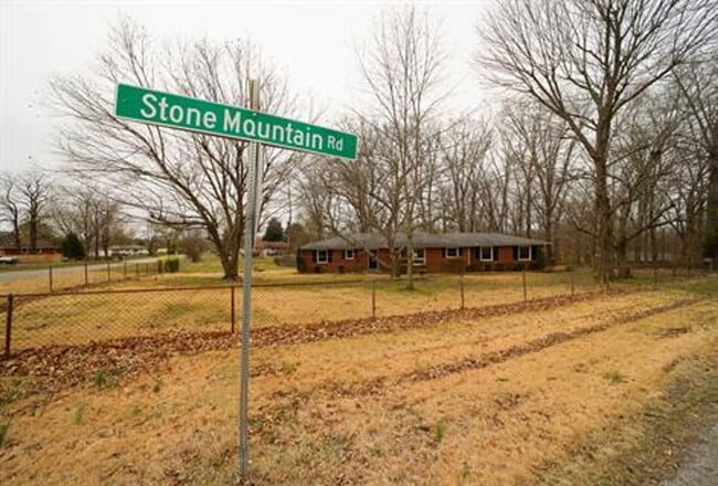 Building Photo - Charming Single-Story Home on a Spacious L...