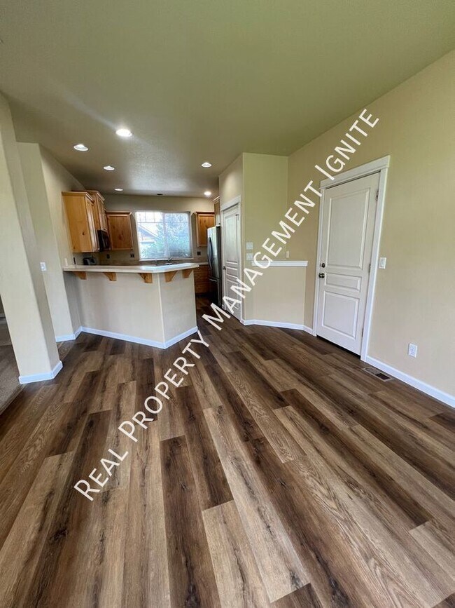 Building Photo - 4 Bedroom Redmond Home