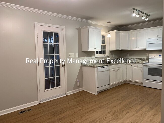 Building Photo - Pretty Renovated Ranch w/Screened Porch, L...