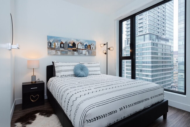 Building Photo - 1063 Rue de la Montagne