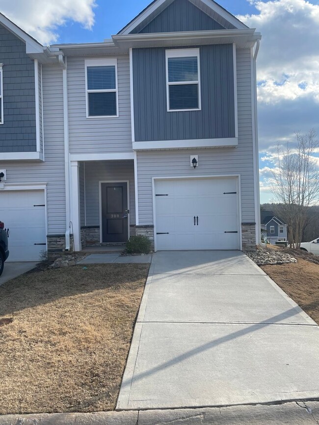 Building Photo - Lovely 3 bedroom 3 Bath Lovely  Townhome i...