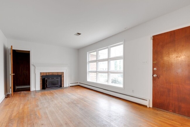 Building Photo - 3 Bedroom & 1.5 Bathroom with Huge Fenced ...