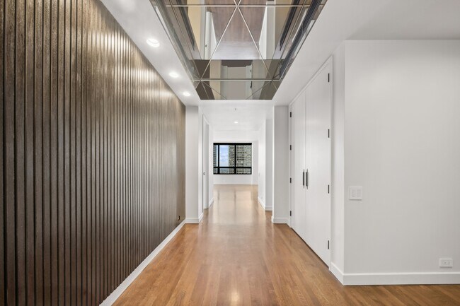 Foto del edificio - 180 E Pearson St