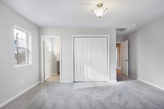 Building Photo - Fabulous 3 bed, 2.5 bath townhome with 1 car garage