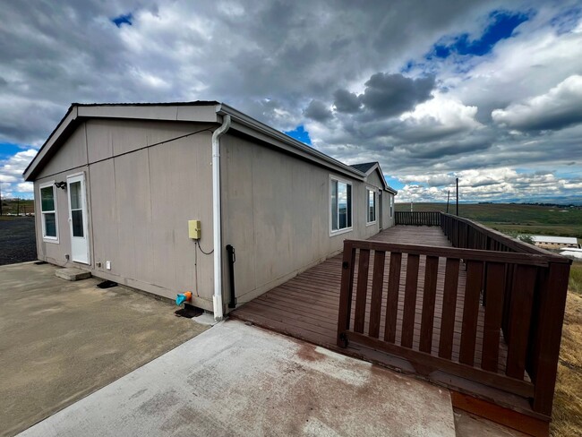 Building Photo - 3-Bedroom Home with Incredible Views
