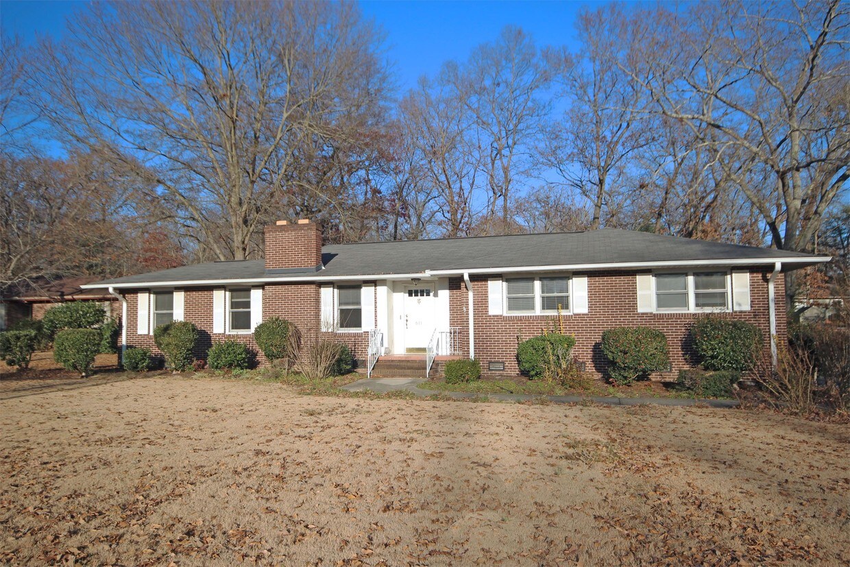 Primary Photo - 611 Cherokee Dr