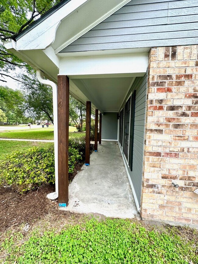 Foto del edificio - 8147 John Newcombe Ave