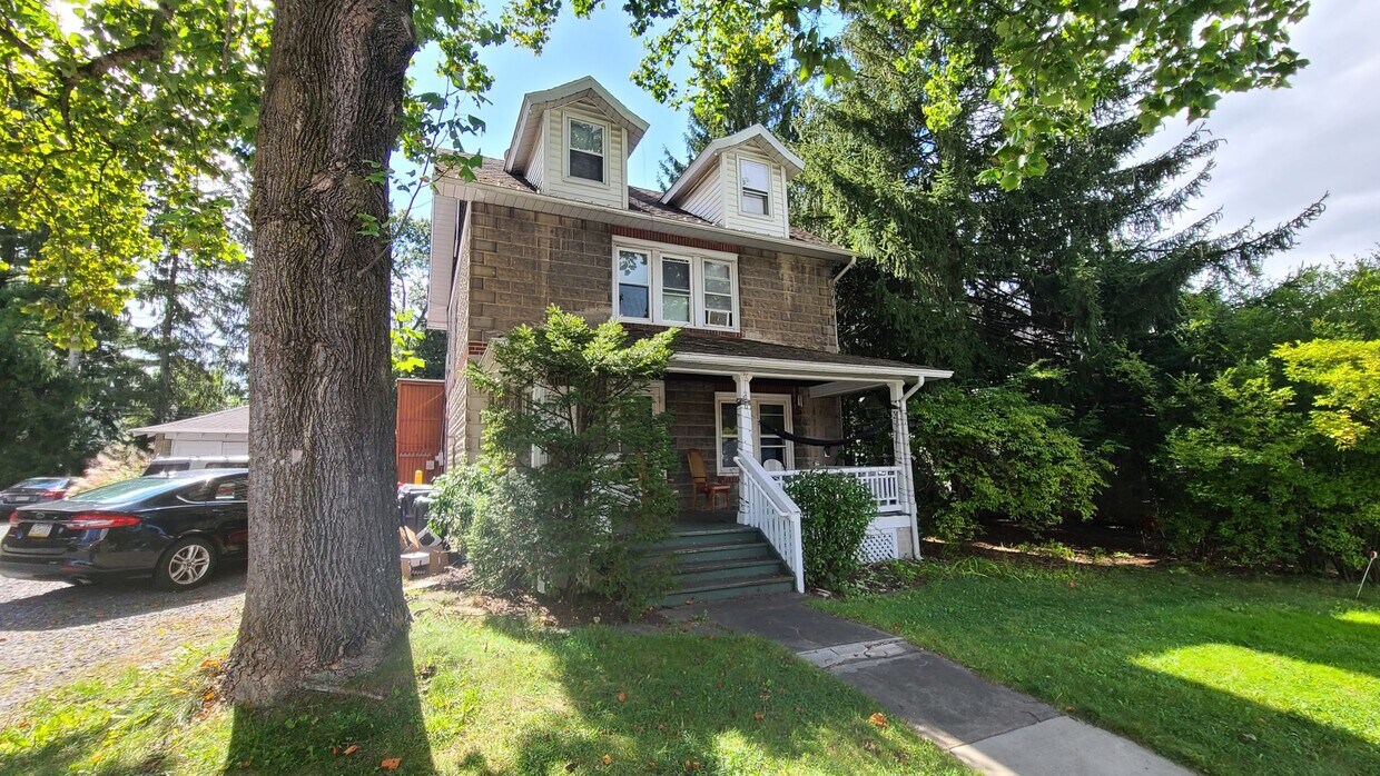 Building Photo - 3-Bedroom Student Rental on North Atherton...