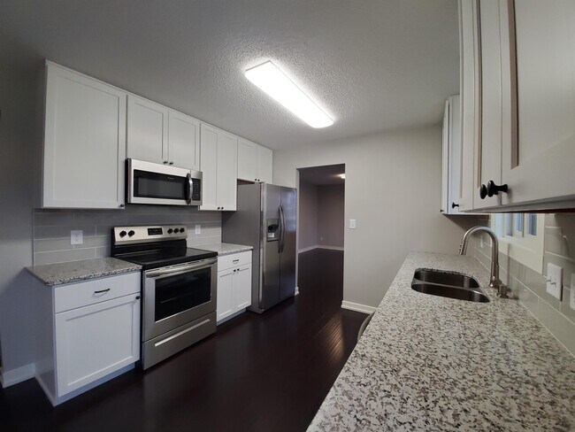 Building Photo - 304 8th Ave NW