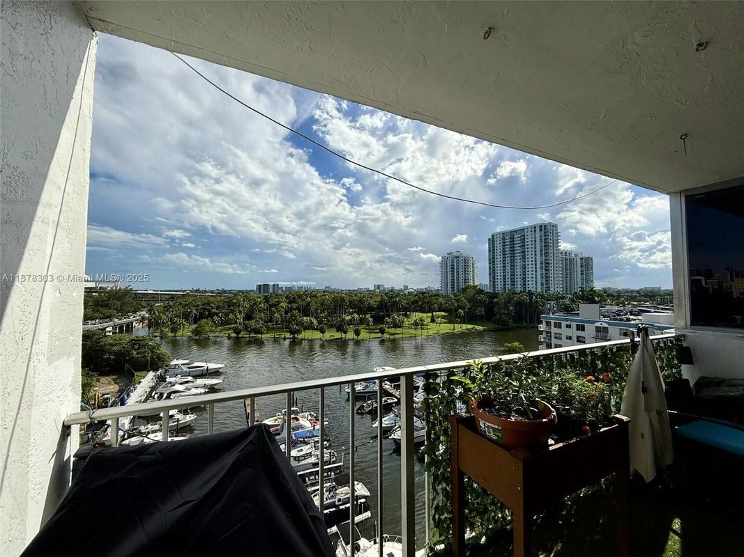 Foto principal - 1700 NW N River Dr