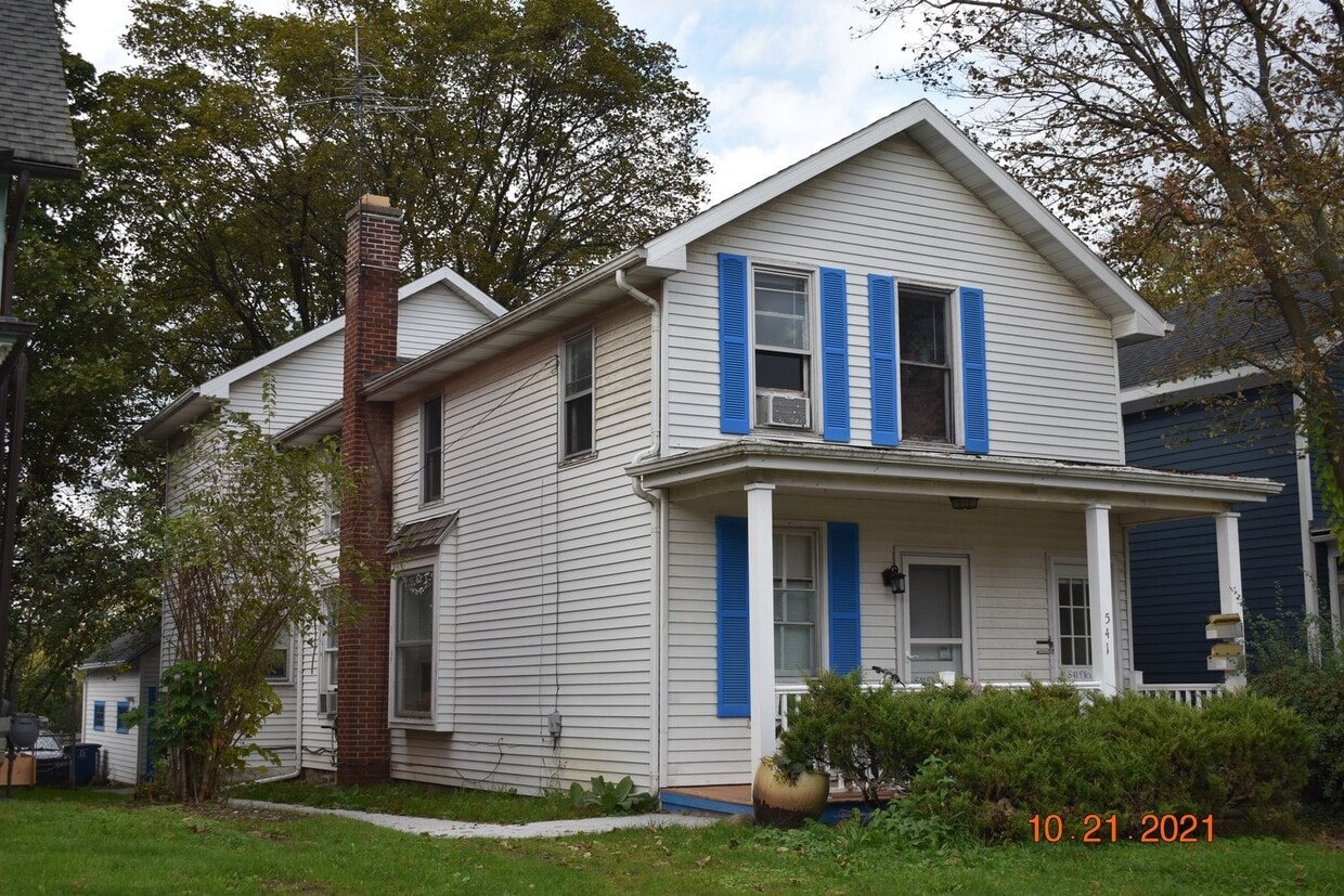 Building Photo - Varsity Management