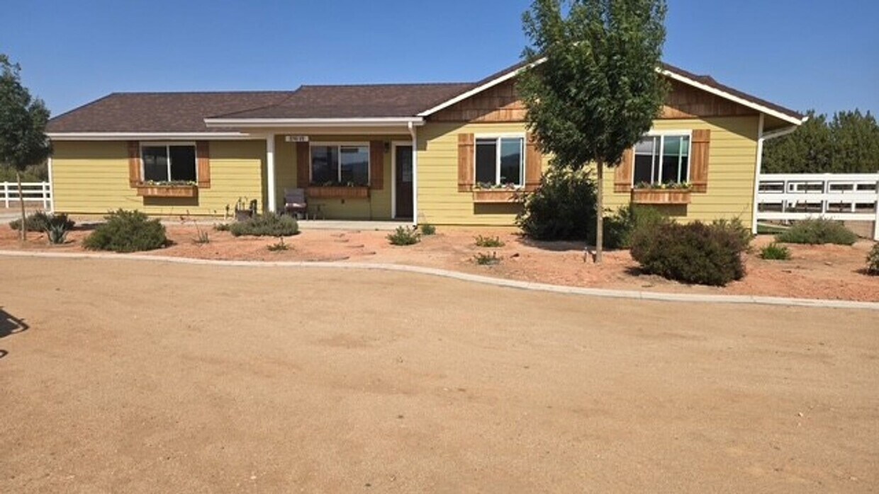 Foto principal - Immaculate Custom 1 Story on Shared 2.5 acres