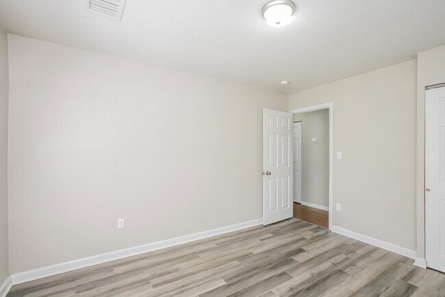 Foto del edificio - 1016 Wellspring Dr