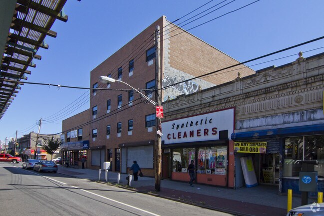 Foto principal - 3864-3866 White Plains Rd