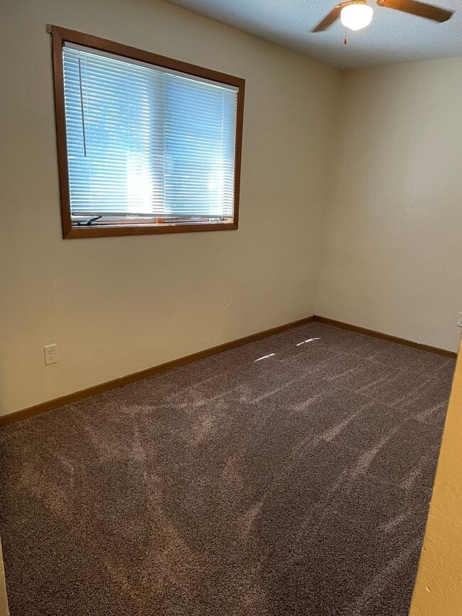 Building Photo - 3 Bedroom Apartment