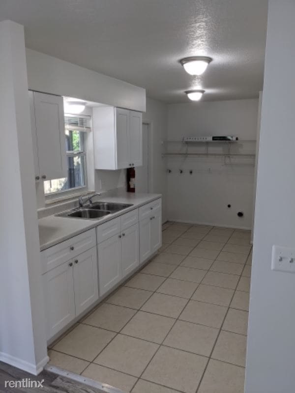 Building Photo - 2 br, 1 bath Townhome - 4624 N Goldenrod Rd
