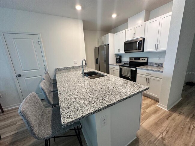 Foto del edificio - 668 Stoney Pointe Cir